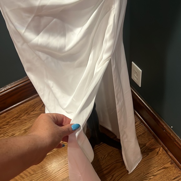 Stunning Lulu’s satin white dress size medium - Picture 5 of 11